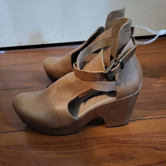 Brand new with tags - Free People Cedar Clog size 6 - Picture 7 of 14